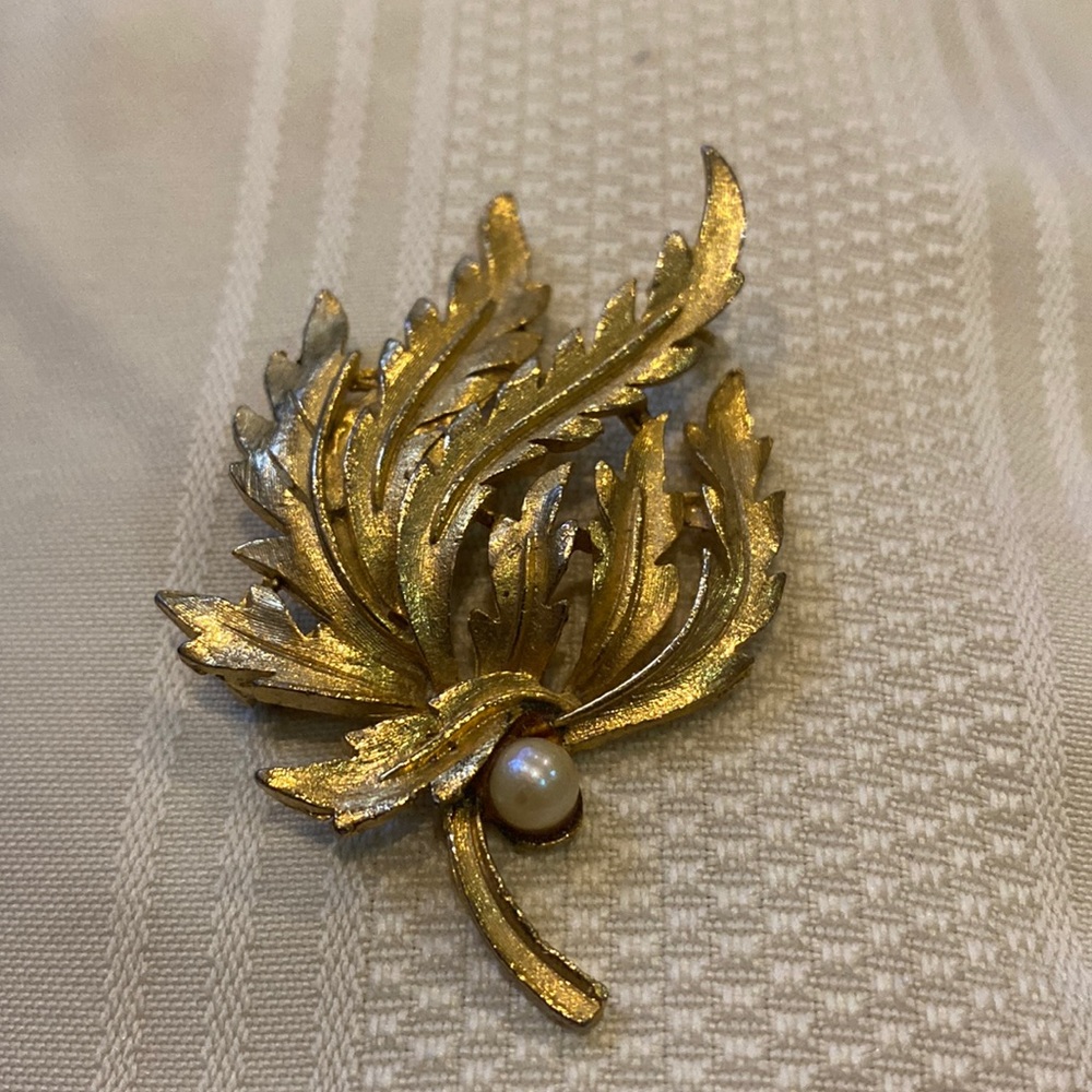 Vintage Gold Tone Leaf faux pearl pin brooch jewelry